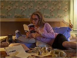 madre lee en la cama