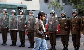 Manu Zapata_El cine (de estreno) fácil de leer_vivazapata.net_con la policía