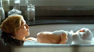 Manu Zapata_El cine (de estreno) fácil de leer_vivazapata.net_ROSEMUND EN LA BAÑERA