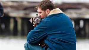 Manu Zapata_El cine (de estreno) fácil de leer_vivazapata.net_Tom Hardy cariñoso con el perro