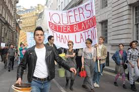 Manu Zapata_El cine (de estreno) fácil de leer_vivazapata.net_PRIDE desfile 1984