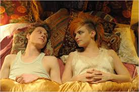 Manu Zapata_El cine (de estreno) fácil de leer_vivazapata.net_PRIDE en la cama