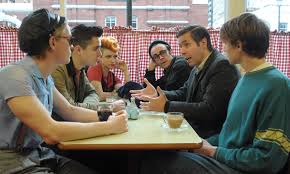 Manu Zapata_El cine (de estreno) fácil de leer_vivazapata.net_PRIDE hablando con Dai