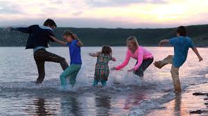 Manu Zapata_El cine (de estreno) fácil de leer_vivazapata.net_What we did on our Holiday_Nuestro último verano en Escocia_jugando en la playa