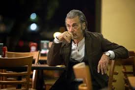 Manu Zapata_El cine (de estreno) fácil de leer_vivazapata.net_Señor Manglehorn Pacino sentado restaurante