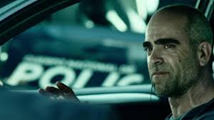 Manu Zapata_El cine (de estreno) fácil de leer_vivazapata.net_EL DESCONOCIDO_Luis Tosar policía detrás