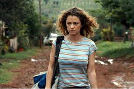 Manu Zapata_El cine (de estreno) fácil de leer_vivazapata.net_PAULINA_LA PATOTA_Dolores fonzi camina de frente