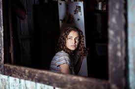 Manu Zapata_El cine (de estreno) fácil de leer_vivazapata.net_PAULINA_LA PATOTA_Dolores Fonzi mira de espaldas