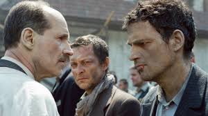 Manu Zapata_El cine (de estreno) fácil de leer_vivazapata.net_EL HIJO DE SAÚL_el protagonista con el médico