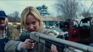 Manu Zapata_El cine (de estreno) fácil de leer_vivazapata.net_JOY_Jennifer Lawrence escopeta