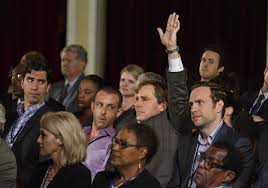 Manu Zapata_El cine (de estreno) fácil de leer_vivazapata.net_LA GRAN APUESTA_Steve Carell mano arriba