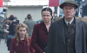 Manu Zapata_El cine (de estreno) fácil de leer_vivazapata.net_LA LADRONA DE LIBROS_Geoffrey Rush y Emily Watson