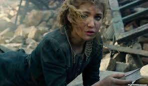 Manu Zapata_El cine (de estreno) fácil de leer_vivazapata.net_LA LADRONA DE LIBROS_Sophie Nélisse entre las ruinas