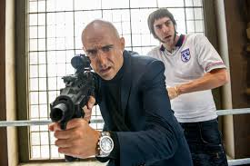Manu Zapata_El cine (de estreno) fácil de leer_vivazapata.net_AGENTE CONTRAINTELIGENTE_Mark Strong y Sacha Baron Cohen francotirador