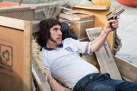 Manu Zapata_El cine (de estreno) fácil de leer_vivazapata.net_AGENTE CONTRAINTELIGENTE_SAcha Baron Cohen con pistola