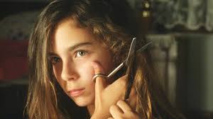 Manu Zapata_El cine (de estreno) fácil de leer_vivazapata.net_MUSTANG_la hermana pequeña se corta el pelo