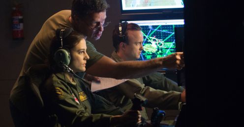 Manu Zapata_El cine (de estreno) fácil de leer_vivazapata.net_ESPÍAS DESDE EL CIELO_Aaron Paul y Gavin Hood