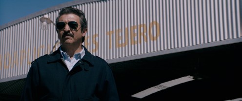 Manu Zapata_El cine (de estreno) fácil de leer_vivazapata.net_CAPITÁN KÓBLIC_Ricardo Darín ante el hangar