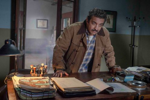 Manu Zapata_El cine (de estreno) fácil de leer_vivazapata.net_CAPITÁN KÓBLIC_Ricardo Darín ante la mesa del comisario