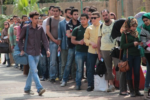 Manu Zapata_El cine (de estreno) fácil de leer_vivazapata.net_IDOL_haciendo cola para ARAB IDOL