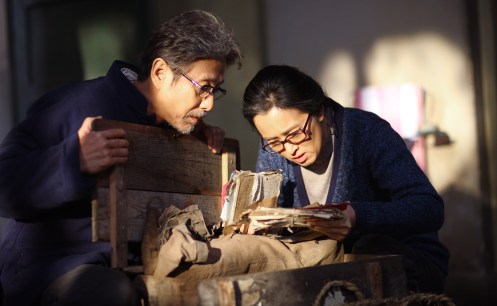 Manu Zapata_El cine (de estreno) fácil de leer_vivazapata.net_REGRESO A CASA_Gong Li y su marido con las cartas