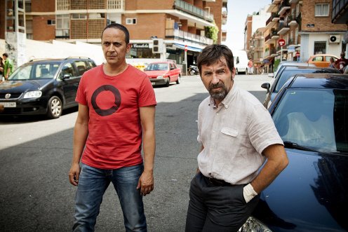 manu-zapata_el-cine-de-estreno-facil-de-leer_vivazapata-net_tarde-para-la-ira_antonio-de-la-torre-y-luis-callejo-en-la-calle