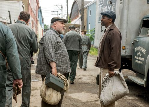 manu-zapata_el-cine-de-estreno-facil-de-leer_vivazapata-net_fences_denzel-washington-y-stephen-mckinley-henderson