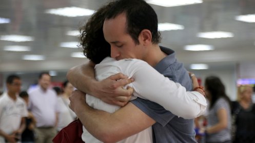 manu-zapata_el-cine-de-estreno-facil-de-leer_vivazapata-net_hedi_majd-massoura-y-rym-ben-messaoud-abrazo