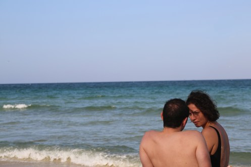 manu-zapata_el-cine-de-estreno-facil-de-leer_vivazapata-net_hedi_rym-ben-messaoud-y-majd-massoura-frente-al-mar