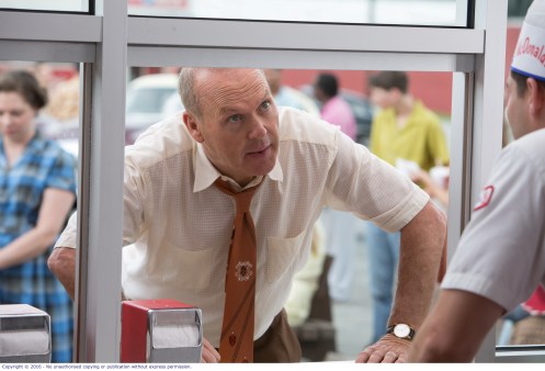 Manu Zapata_El cine (de estreno) fácil de leer_vivazapata.net_EL FUNDADOR_Michael Keaton hace un pedido en San Bernardino