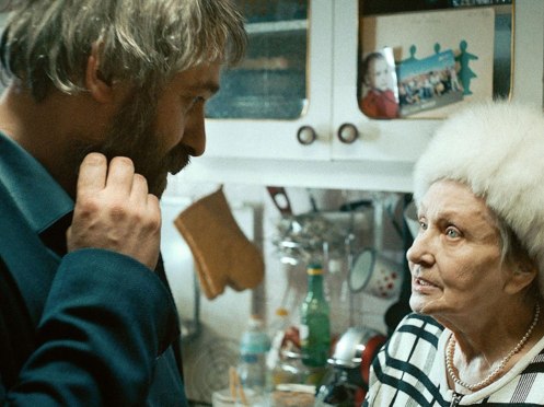 Manu Zapata_El cine (de estreno) fácil de leer_vivazapata.net_SIERANEVADA_El protagonista y la anciana nostálgica del comunismo