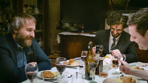 Manu Zapata_El cine (de estreno) fácil de leer_vivazapata.net_SIERANEVADA_Se ríen en la mesa