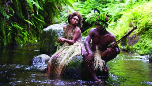 Manu Zapata_El cine (de estreno) fácil de leer_vivazapata.net_TANNA_Los dos protagonistas sobre una roca