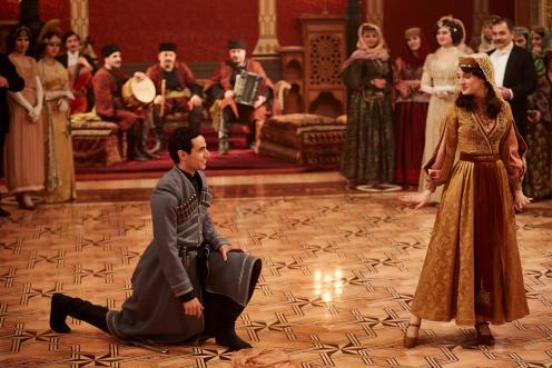 Manu Zapata_El cine (de estreno) fácil de leer_vivazapata.net_ALI &amp; NINO_Adam Bakri y María Valverde bailando