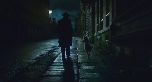 Manu Zapata_El cine (de estreno) fácil de leer_vivazapata.net_BYE BYE GERMANY_Moritz Bleibtreu y el perro de tres patas, noche