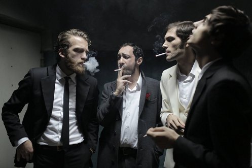 Manu Zapata_El cine (de estreno) fácil de leer_vivazapata.net_REHENES_fumando