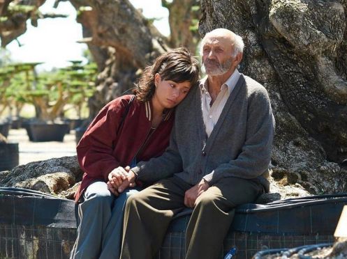 Manu Zapata_El cine (de estreno) fácil de leer_vivazapata.net_EL OLIVO_Alma con su abuelo de mayor
