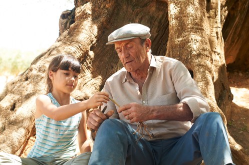 Manu Zapata_El cine (de estreno) fácil de leer_vivazapata.net_EL OLIVO_La niña y su abuelo
