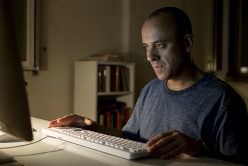 Manu Zapata_El cine (de estreno) fácil de leer_vivazapata.net_EL AUTOR_Javier Gutiérrez al teclado