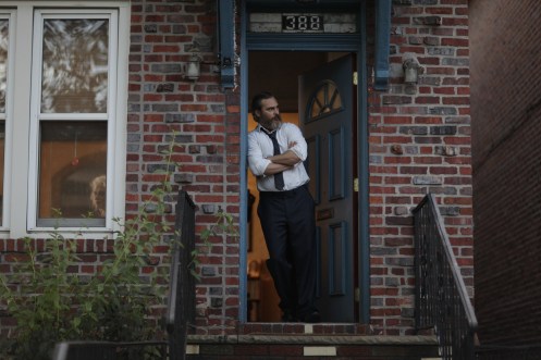 Manu Zapata_El cine (de estreno) fácil de leer_vivazapata.net_EN REALIDAD NUNCA ESTUVISTE AQUÍ_Joaquin Phoenix puerta