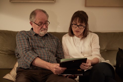 Manu Zapata_El cine (de estreno) fácil de leer_vivazapata.net_EL SENTIDO DE UN FINAL_Jim Broabdent y Harriet Walter