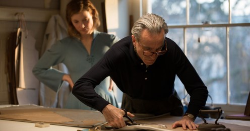 Manu Zapata_El cine (de estreno) fácil de leer_vivazapata.net_EL HILO INVISIBLE_Daniel Day-Lewis y Vicky Krieps cortando tela