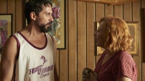 Manu Zapata_El cine (de estreno) fácil de leer_vivazapata.net_LA TRIBU_Paco León camiseta Baloncesto y Carmen Machi