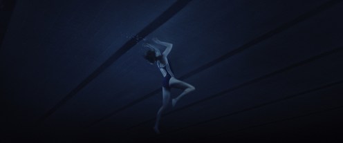 Manu Zapata_El cine (de estreno) fácil de leer_vivazapata.net_THELMA_Eili Harboe atrapada en piscina