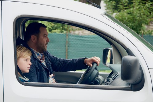 Manu Zapata_El cine (de estreno) fácil de leer_vivazapata.net_CUSTODIA COMPARTIDA_Denis Ménochet y Thomas Gloria coche