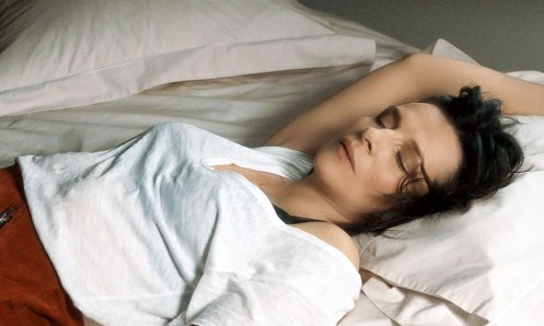 Manu Zapata_El cine (de estreno) fácil de leer_vivazapata.net_UN SOL INTERIOR_Juliette Binoche cama