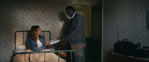 Manu Zapata_El cine (de estreno) fácil de leer_vivazapata.net_EL DOCTOR DE LA FELICIDAD_Omar Sy con Ana Giradot