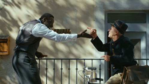 Manu Zapata_El cine (de estreno) fácil de leer_vivazapata.net_EL DOCTOR DE LA FELICIDAD_Omar Sy con el cartero