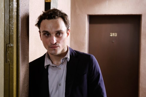 Manu Zapata_El cine (de estreno) fácil de leer_vivazapata.net_EN TRÁNSITO_Franz Rogowski hotel