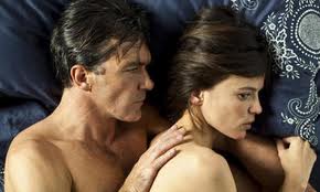 antonio y ella en la cama